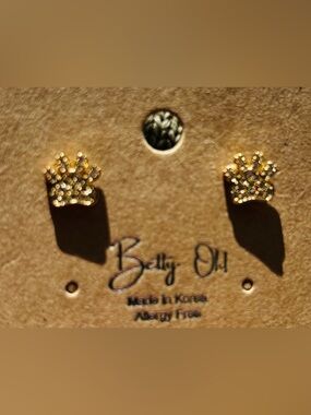 Betty OH Gold Crown Stud Earrings Paw Prints Upon Your Heart🐾🐾🐾